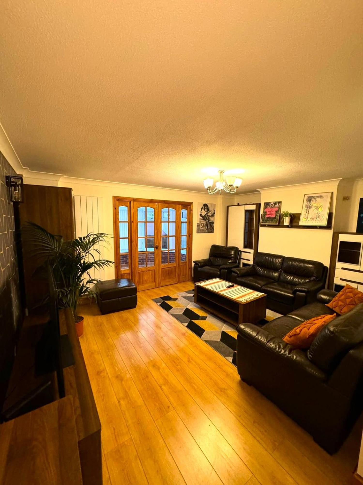Dundridge Home - Morden Urban Living - Sleeps Up To 9 Guests & Private Parking For 2 Vehicles Бристоль Экстерьер фото